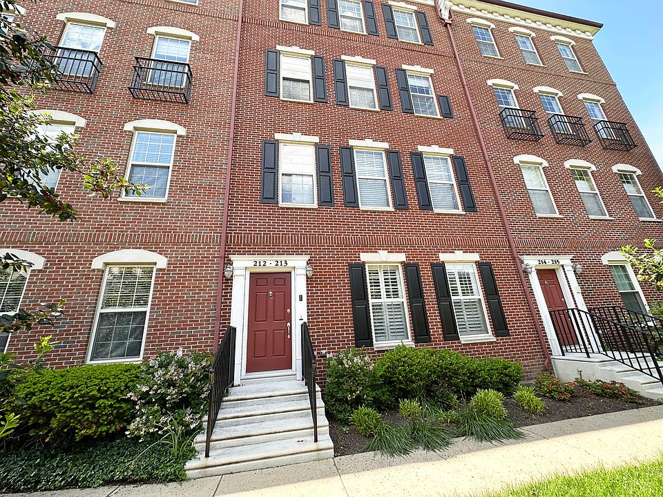 213 Gov Ct: 3rd/4th floor. No obstructing views in front of the townhome. There is a lawn area and lots of sun coming in!