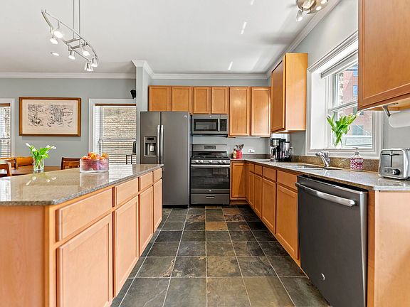 3rd image of 1015 W Ainslie St Unit 1