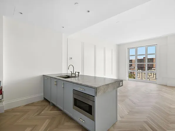 250 East 21st Street image 1 of 18