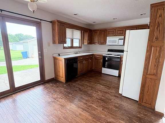 5th image of 124-126 W Briarbrook Ln