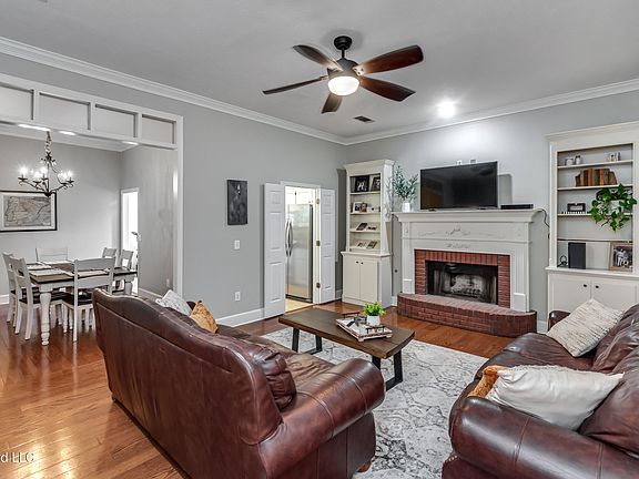 3rd image of 1021 Cumberland Dr