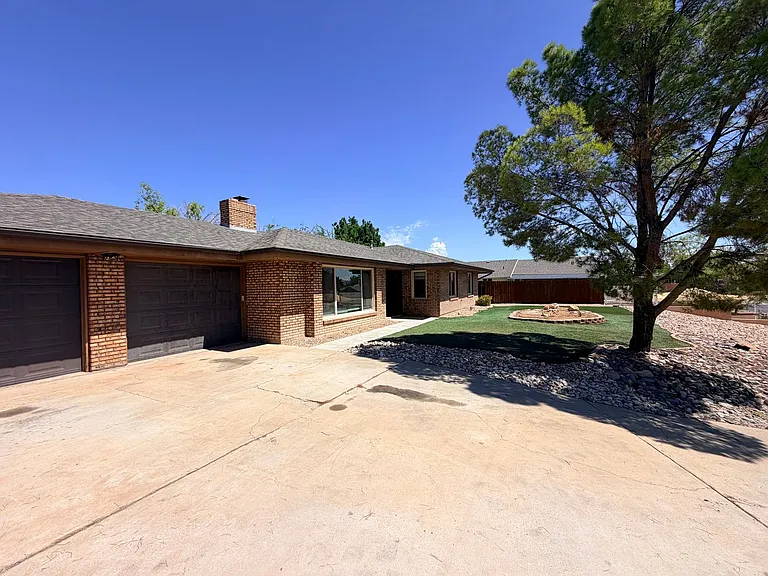 1035 Red Bud Cir — Photo 2