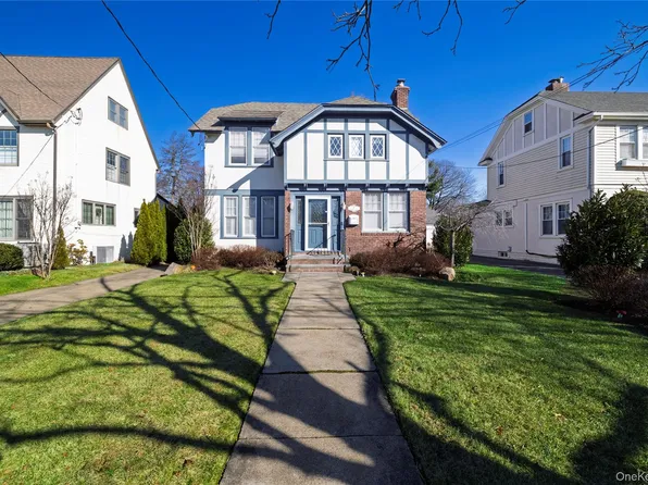 17 Roxbury Road, Rockville Centre, NY 11570