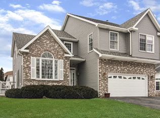 335 Hidden Creek Rd, Lake Zurich, IL 60047