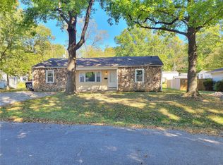 8 Spruce Dr, Belleville, IL 62221