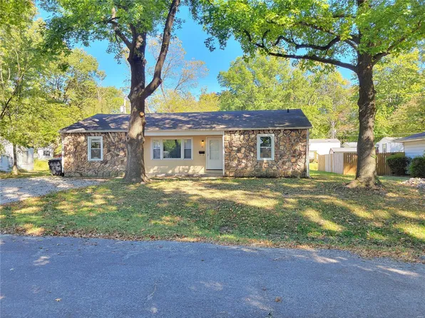 8 Spruce Dr, Belleville, IL 62221