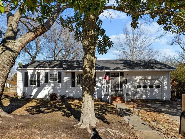 33 Woodbury Forrest Dr, Hampton, VA 23666
