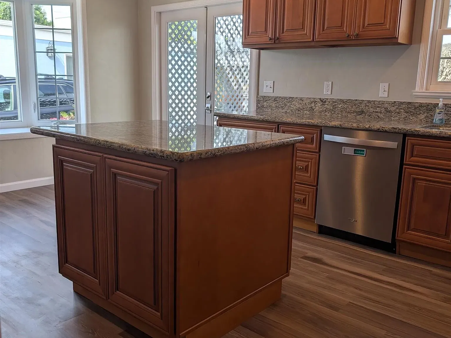 3 bed, 2.0 bath, 1290 sqft, $5,800 — Photo 4