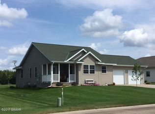 301 E River Cir, Sauk Centre, MN 56378
