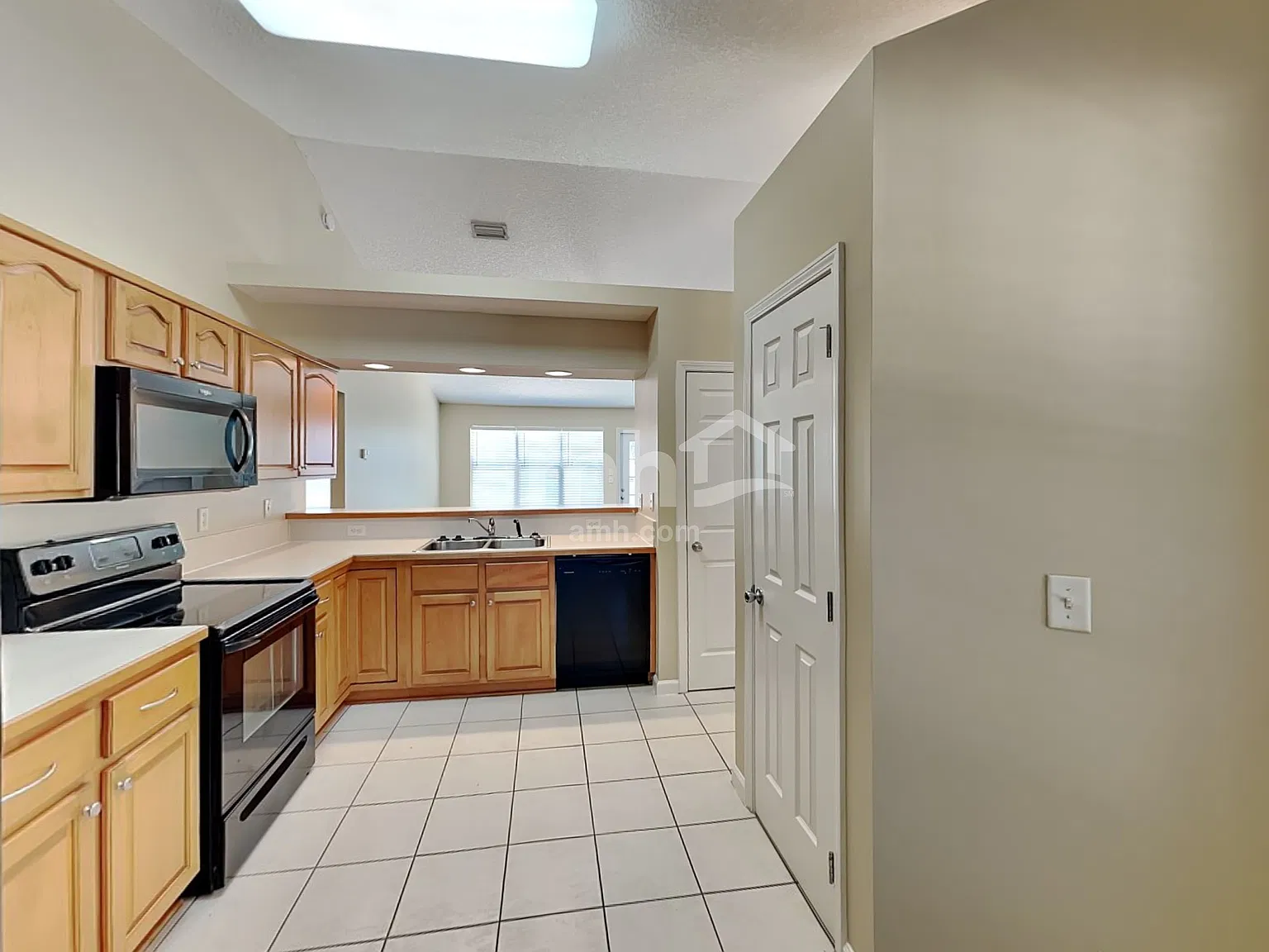 3 bed, 2.0 bath, 1393 sqft, $1,825 — Photo 3