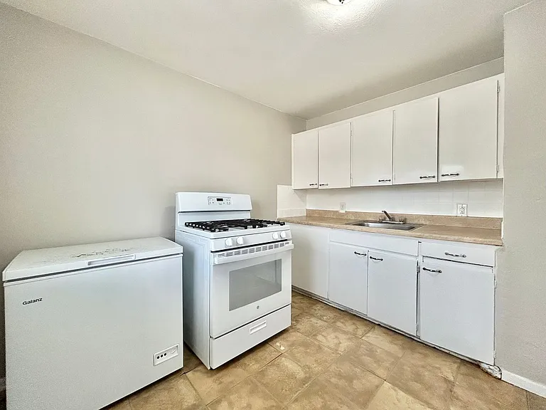 3825 S King Street — Photo 14