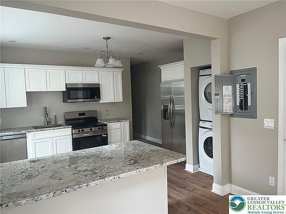 5th image of 139 S Main St #1