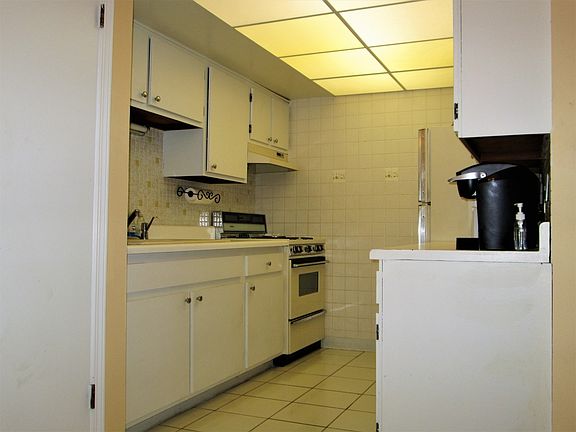 2nd image of 10740 Kilpatrick Ave APT 3NW