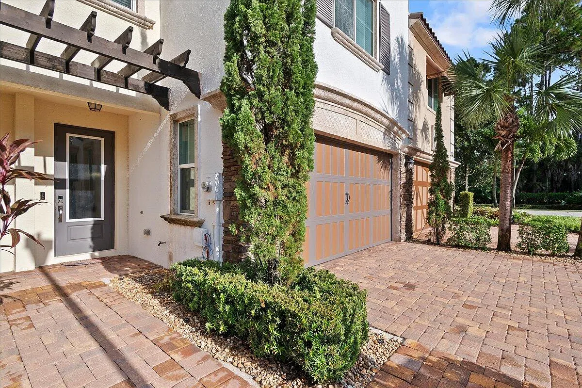 3 bed, 2.5 bath, 2335 sqft, $7,200 — Photo 3