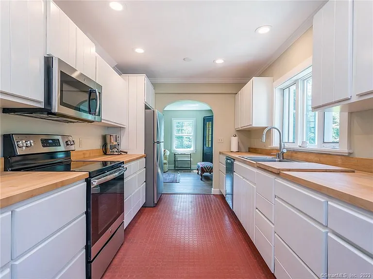 33 Washington Ave — Photo 8