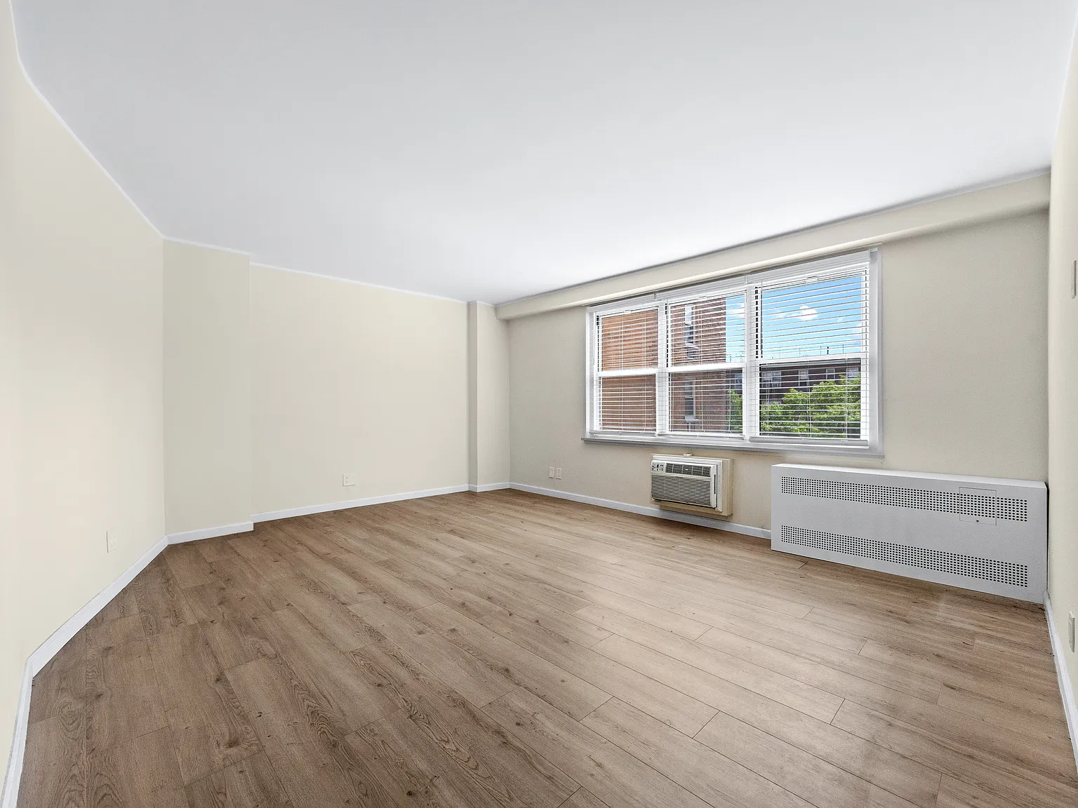 Studio, 700 sqft, $2,000 — Photo 1