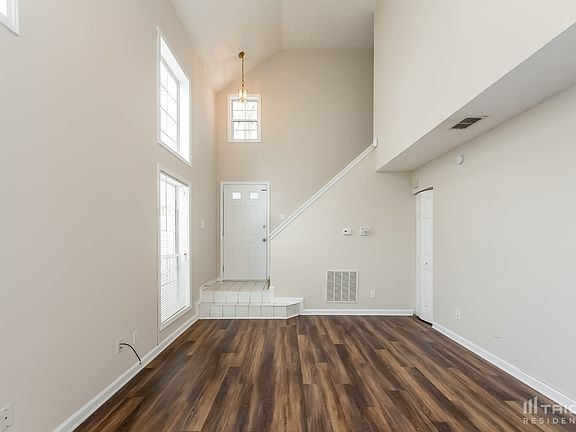 3rd image of 1292 Parkside Club Dr