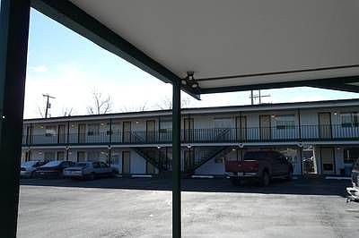 4th image of 814 E Park St