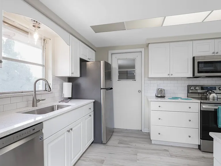 6836 Roxbury Dr — Photo 16
