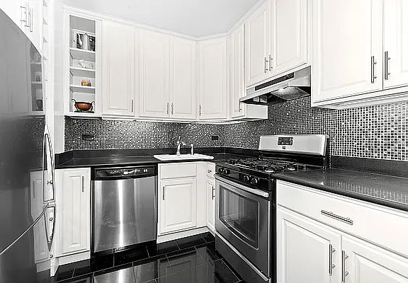2nd image of 360 E 72nd St APT B1411