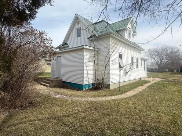 402 1st St NW, Crosby, ND 58730