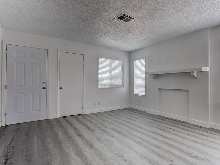 921 Snug Harbor St — Photo 5