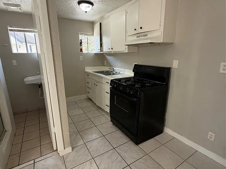 1611 Common St #1 — Photo 7