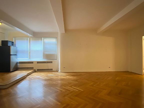 5th image of 139 E 35th St APT 4D