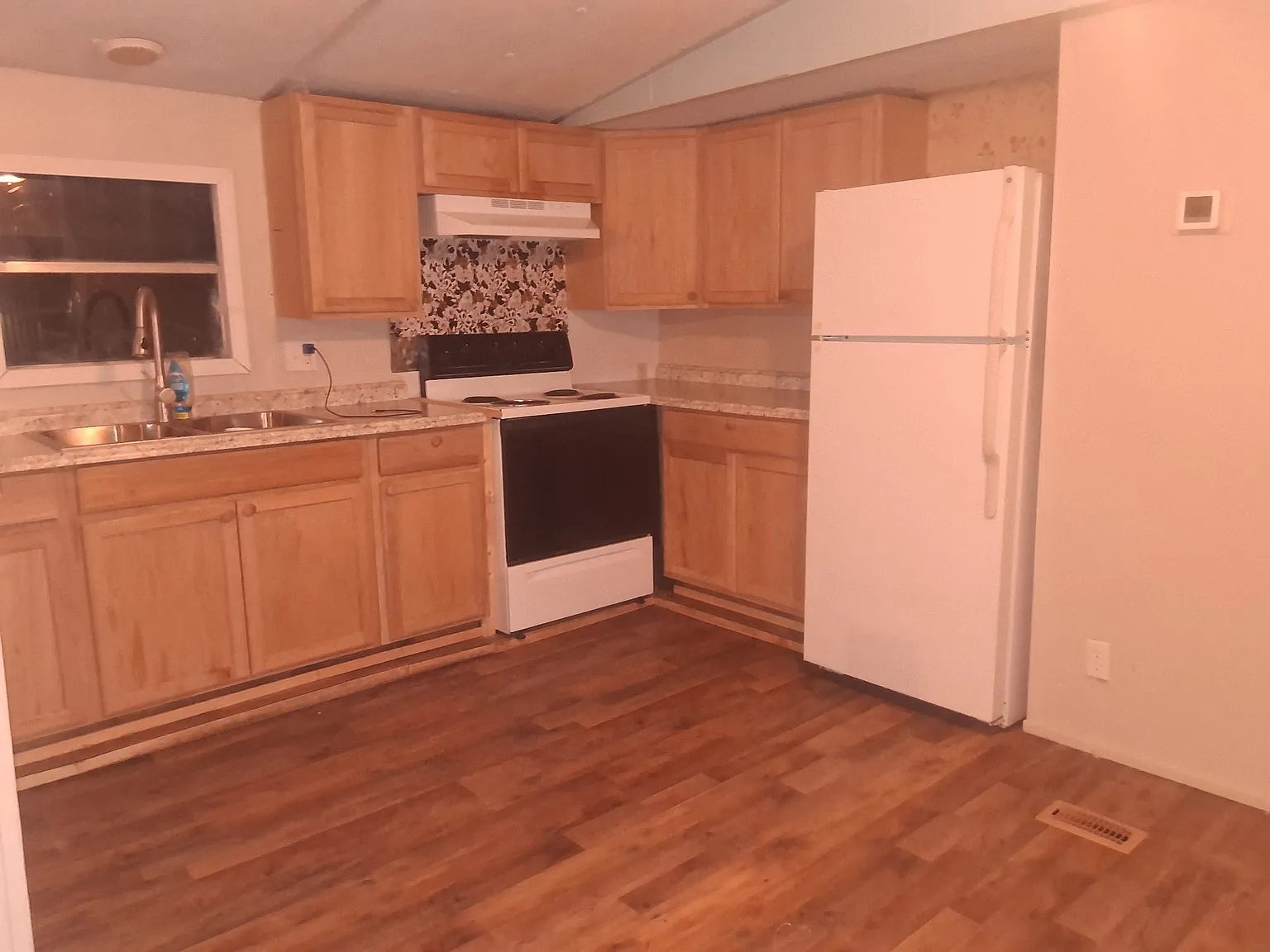 3 bed, 900 sqft, $1,100 — Photo 3