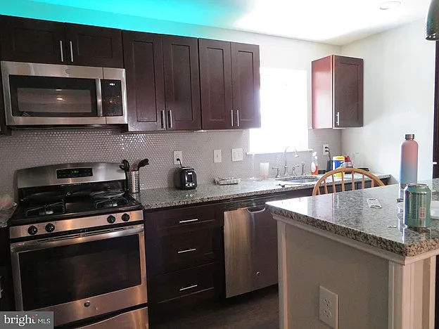161 Levering St — Photo 5