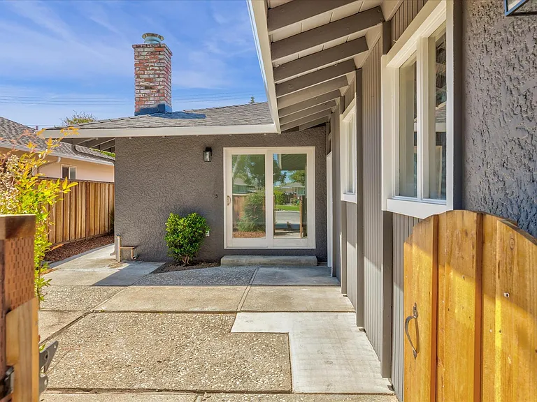 1204 Manchester Dr — Photo 4