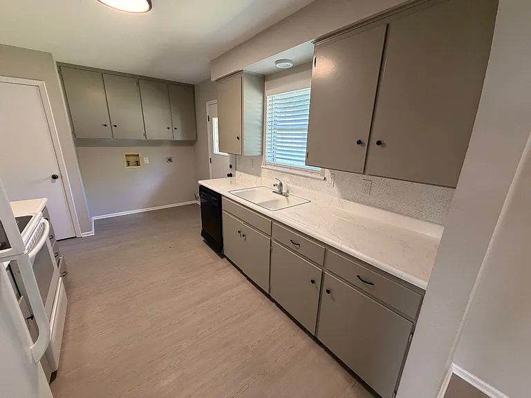 795 Albert St — Photo 10