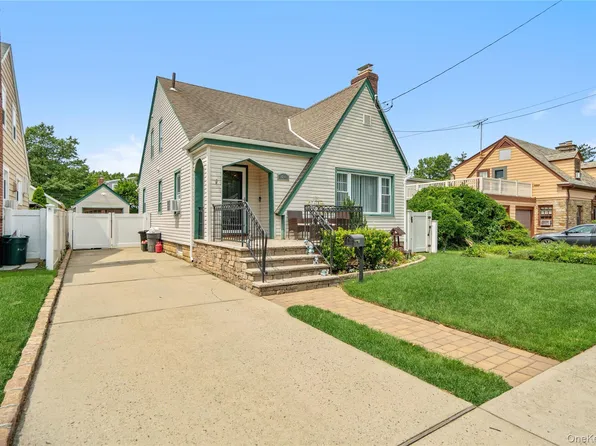 49 Devon Street, Malverne, NY 11565
