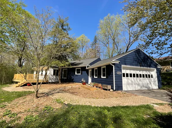 2737 Meadowvale Dr SE, East Grand Rapids, MI 49506