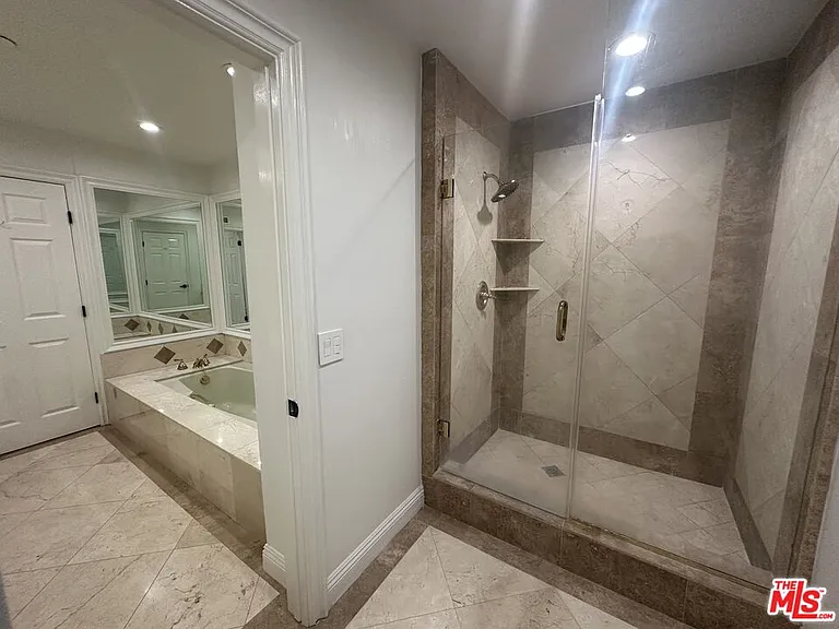324 N Palm Dr #206 — Photo 15