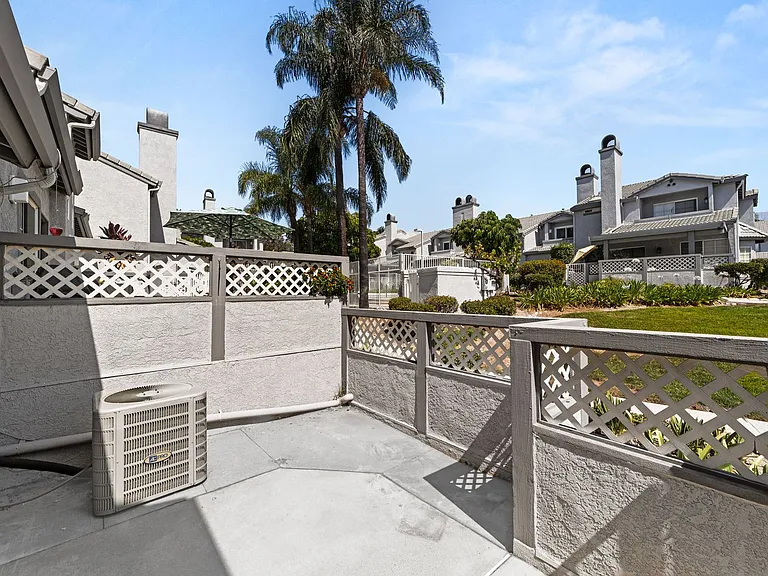 8552 Stoneyhill Dr — Photo 2