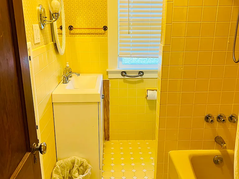 Full bath with Shower / Tub combo