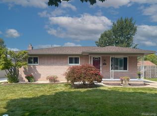 21625 Bayside St, Saint Clair Shores, MI 48081