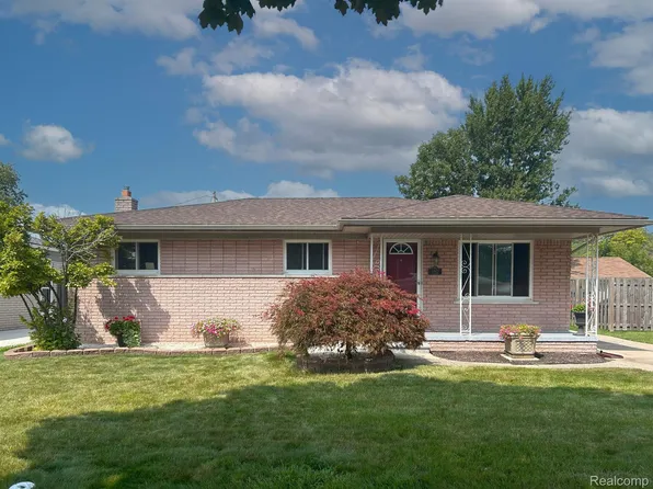 21625 Bayside St, Saint Clair Shores, MI 48081