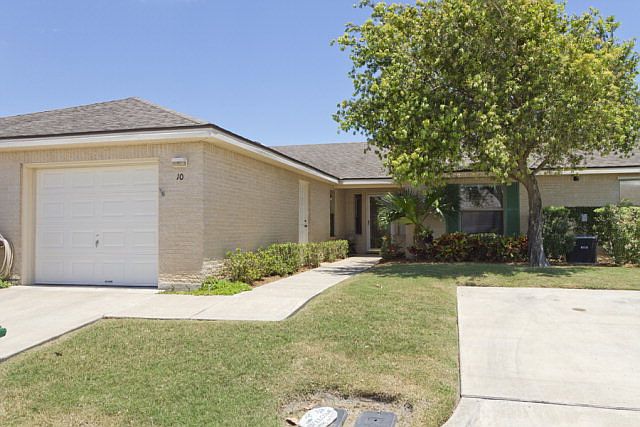 1st image of 10 Pinehurst Dr