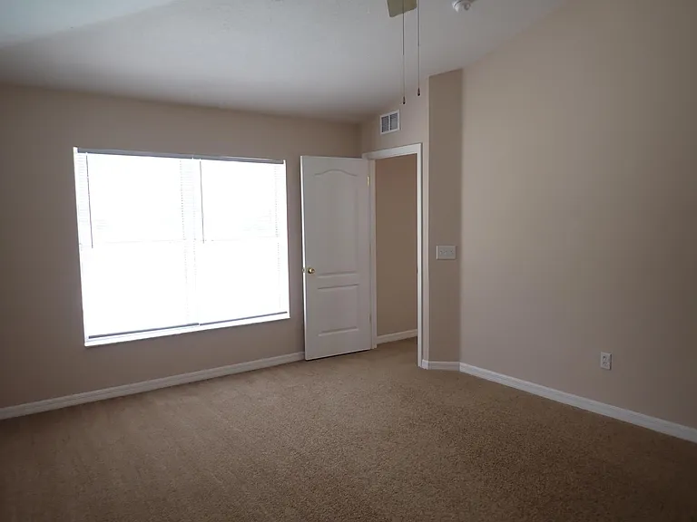 132 Berkshire Ln — Photo 13