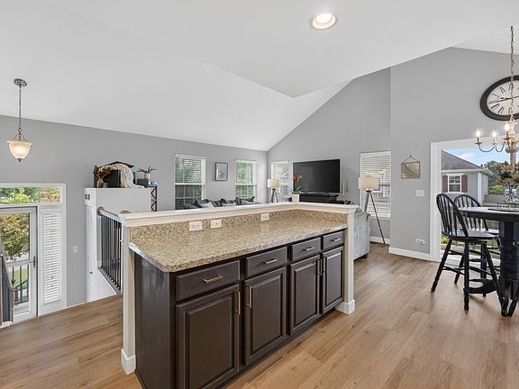 5th image of 941 Emerald Dr