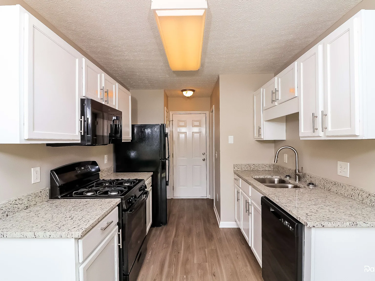3 bed, 2.5 bath, 1360 sqft, $1,810 — Photo 3