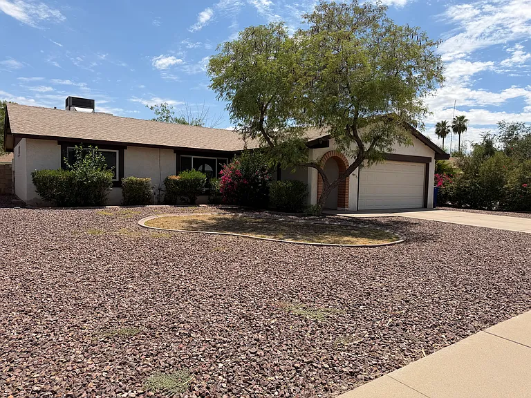 2349 E Alameda Dr — Photo 2