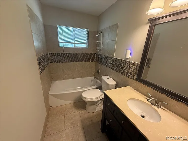 3211 Hackberry Ln — Photo 9