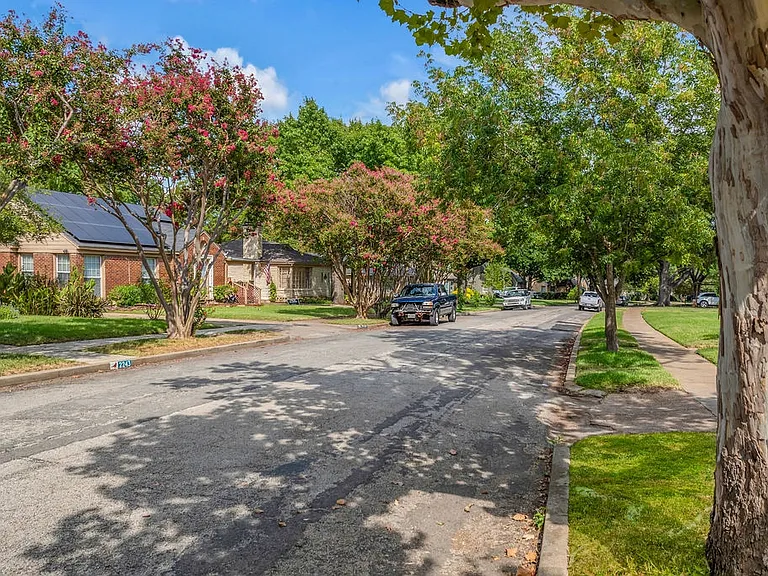 2240 Lawndale Dr — Photo 46