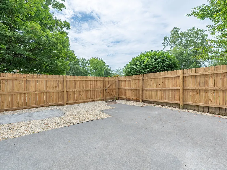 208 Huntington Ln — Photo 50
