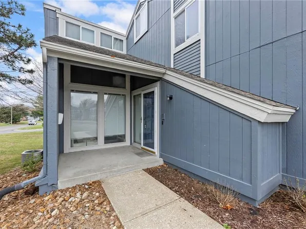 8058 Colony Ln, Lenexa, KS 66215