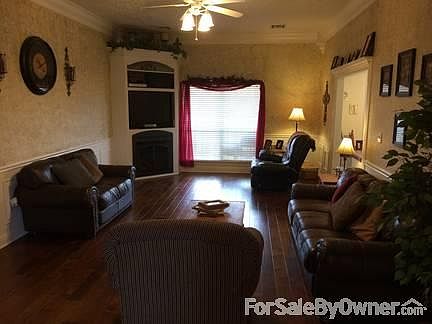 Large Living Room with Propane Fireplace