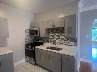 Everett Place, Chicago, IL 60615